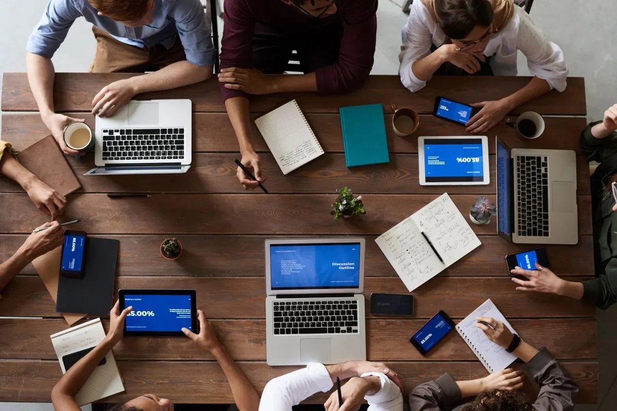 Escritório corporativo — equipe trabalhando